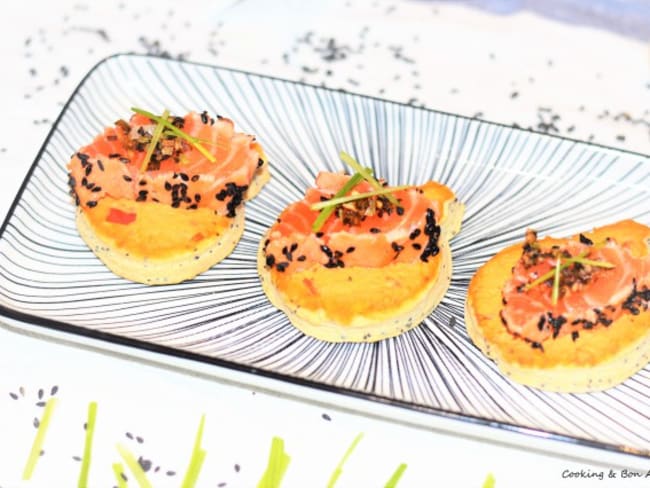 Toasts sésame, saumon tataki, houmous pour l'apéritif