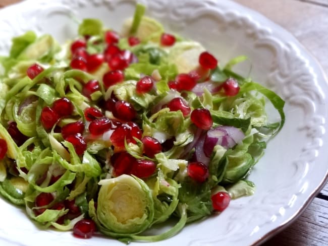 Salade de choux de Bruxelles crus et grenade