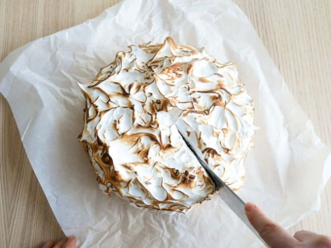 Le gâteau rhubarbe et meringue d'après la chef pâtissière britannique Nigella Lawson