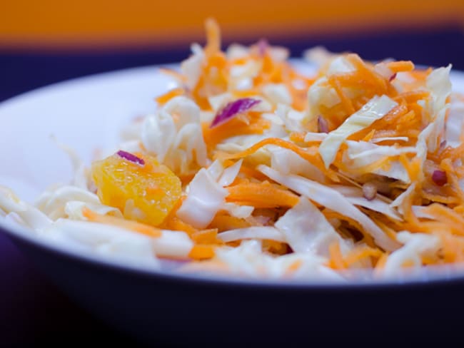 Coleslaw à l'orange et à l'oignon rouge