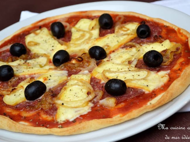 Pizza au Reblochon, salami rosette et oignons grillés