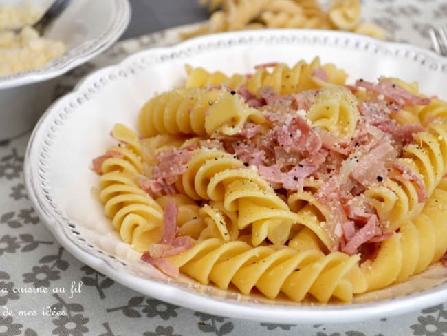 Pâtes fusillone au jambon grillé, vin blanc et oignons fondants