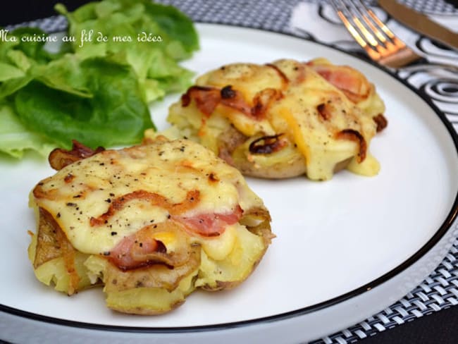 Pommes de terre tapées au fromage à raclette, lard fumé et oignons grillés