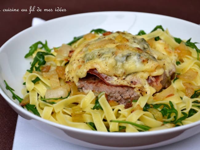 Steak haché gratiné aux oignons, jambon cru et fromage de Chimay, pâtes tagliatelle à la roquette