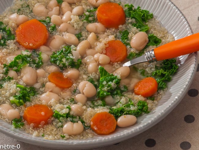 Soupe de quinoa, chou Kale et haricots blancs