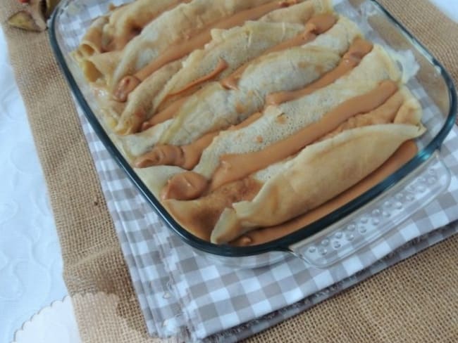 Gratin de crêpes fourrées aux pommes et sauce crémeuse caramel de jus de pomme