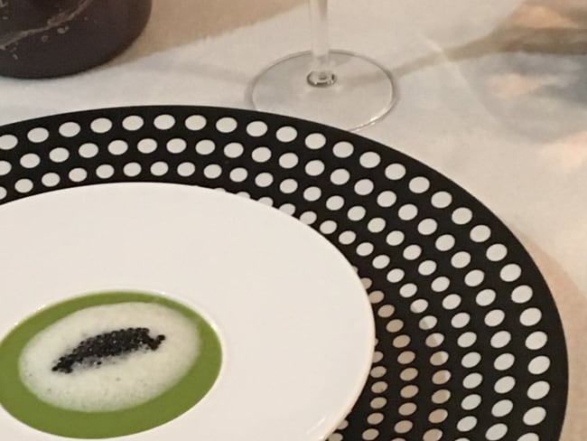 Velouté de petits pois, écume de haddock fumé et quenelle de caviar