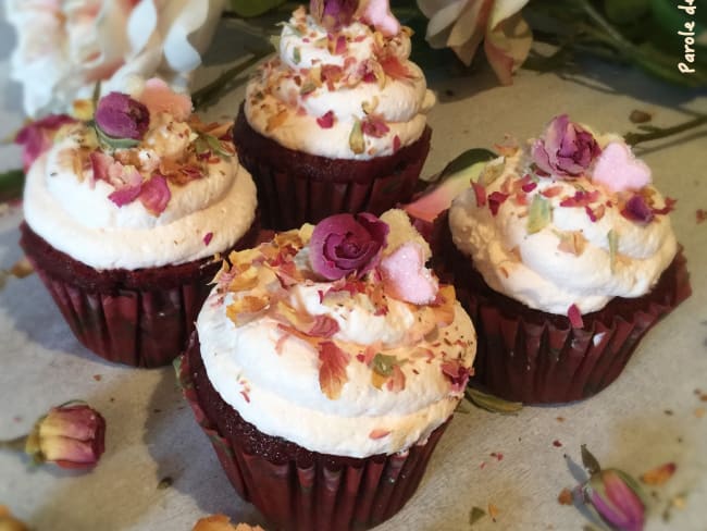 Cupcakes Red Velvet de la Saint-Valentin, coeur aux framboises et chantilly à la rose