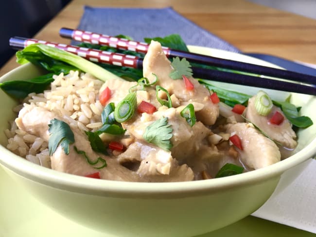 Poulet sauce à l'arachide et au lait de coco