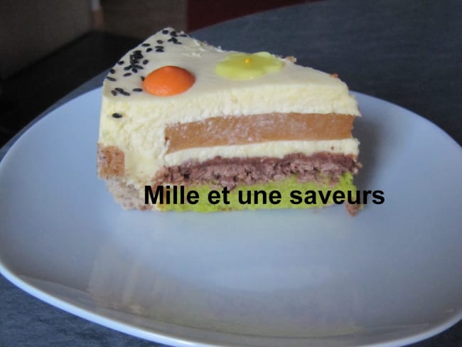 Entremet chocolat blanc, insert abricot, mousse bavaroise chocolat blanc sur financier à la pistache