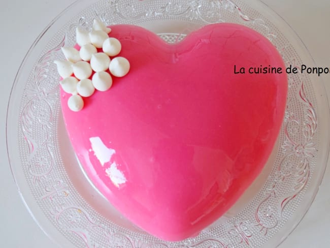 Entremets à la pêche parfumé à la liqueur de pain d'épices et glaçage miroir