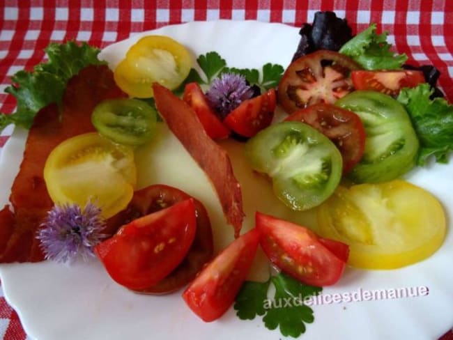 Salade de tomates sur gelée de concombre et chips de bacon