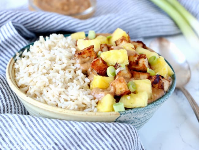 Sauté de tofu et ananas, sauce crémeuse au beurre de cacahuète (vegan, sans gluten)