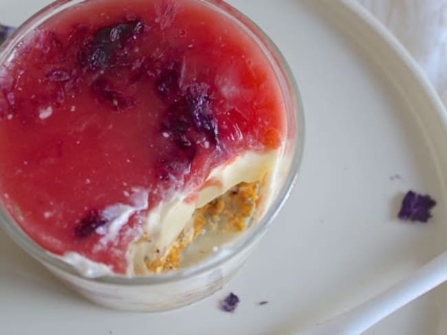 Cheesecake en verrine, gelée de pomélo et fleurs séchées