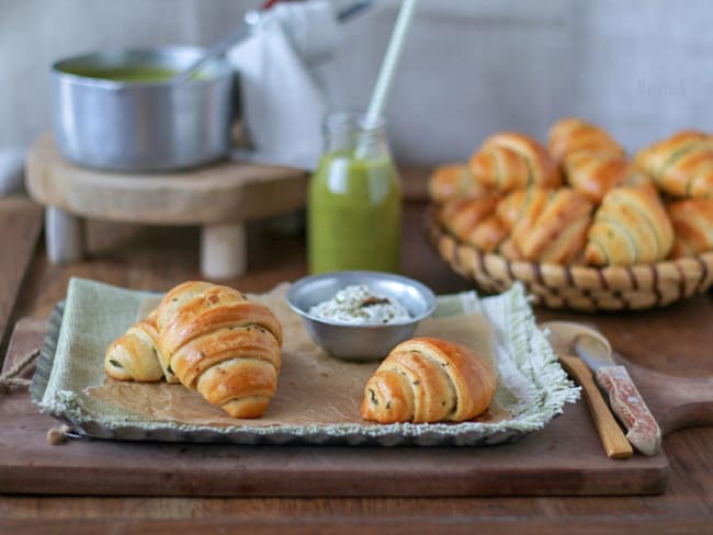 Croissants briochés au beurre d’ail et persil