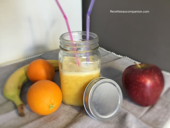 Jus de fruits frais oranges pommes banane à l’extracteur de jus