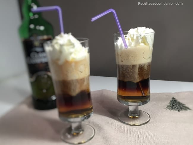 Irish coffee : un cocktail chaud Irlandais à base de café, whisky et chantilly