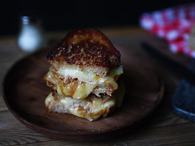 Croque-raclette aux oignons confits avec du vrai pain