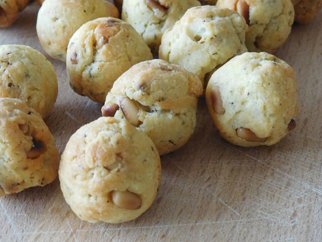 Cookies balls aux pignons de pin et herbes de Provence