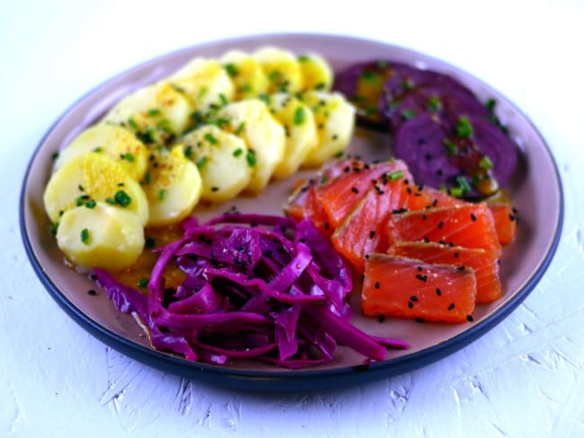 Gravlax de saumon au sel fumé et pickles de chou rouge