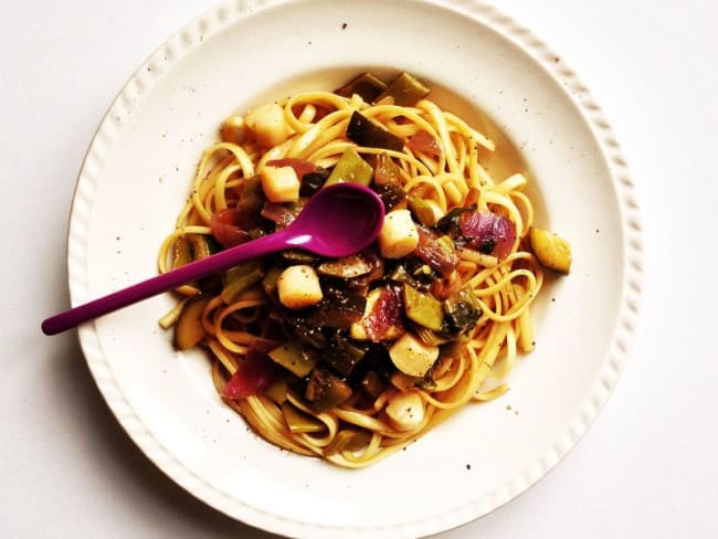 Linguini aux noix de Saint Jacques, aux légumes verts et au citron confit