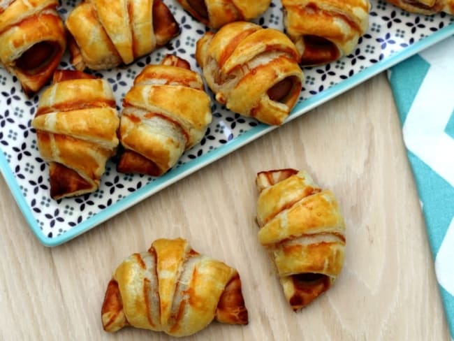 Croissants feuilletés aux saucisses et ketchup