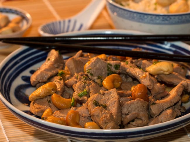 Filet mignon de porc sauté aux noix de cajou pour le Nouvel An chinois.