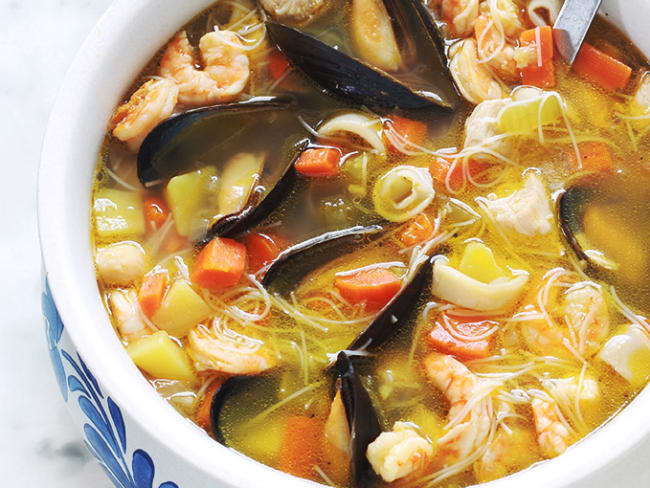 Soupe au poulet, fruits de mer et vermicelles sans gluten