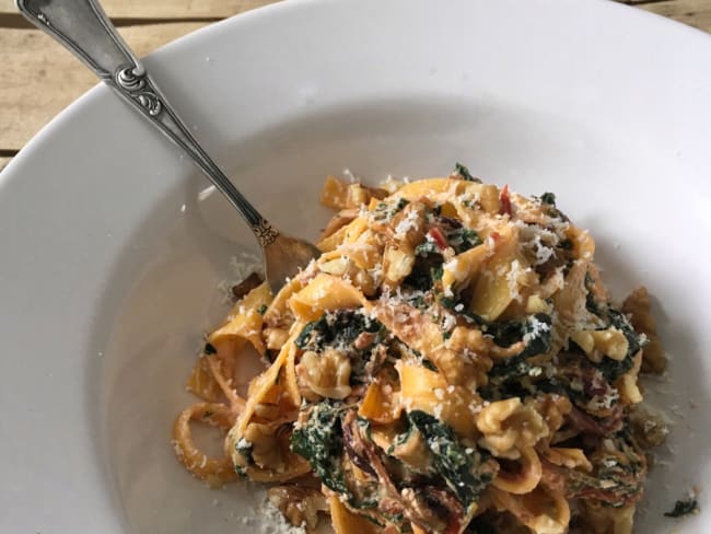 Tagliatelles aux bettes colorées, noix et ricotta