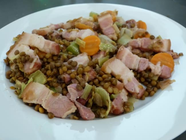 Lentilles à la poitrine de porc fumée