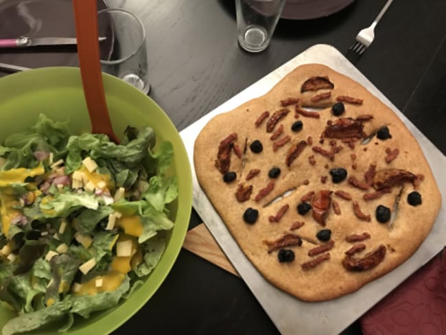 Fougasse lardons, olives et tomates confites