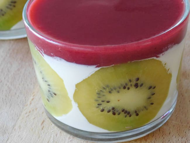 Panna cotta aux fruits rouges et kiwi