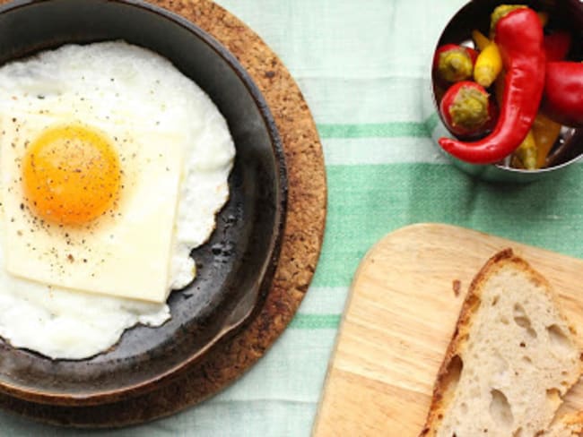 Oeuf frit au fromage grec