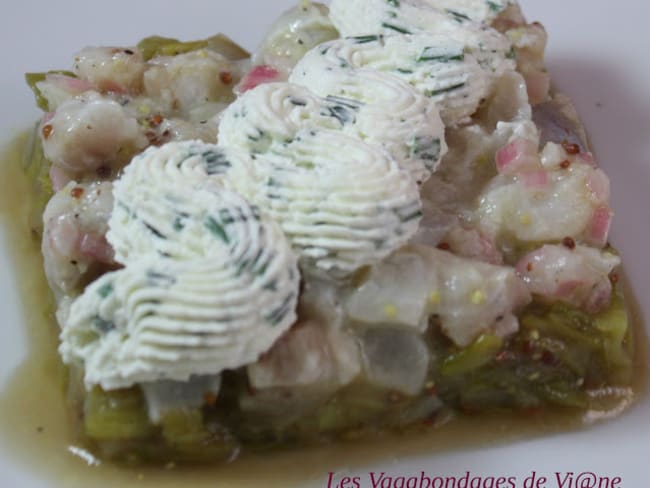 Tartare de daurade à la bergamote sur lit de poireau, chantilly à la ciboulette