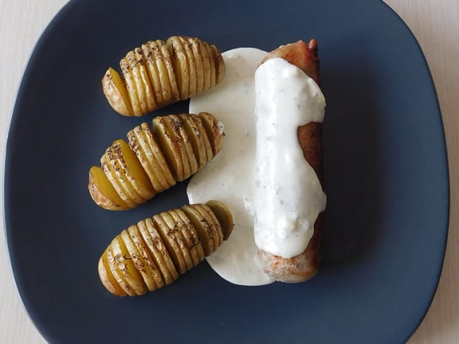 Andouillettes, pommes de terre à la suédoise, sauce au bleu