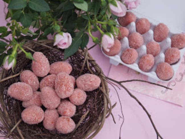 Oeufs de Pâques aux amandes et biscuits roses de Reims