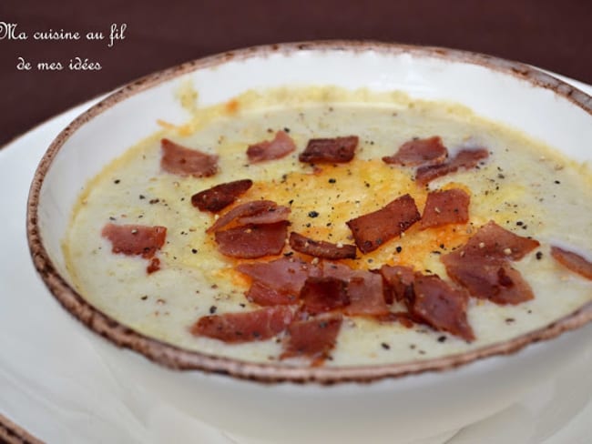 Soupe aux chicons gratinée à l'emmenthal et croustillants de jambon cuit