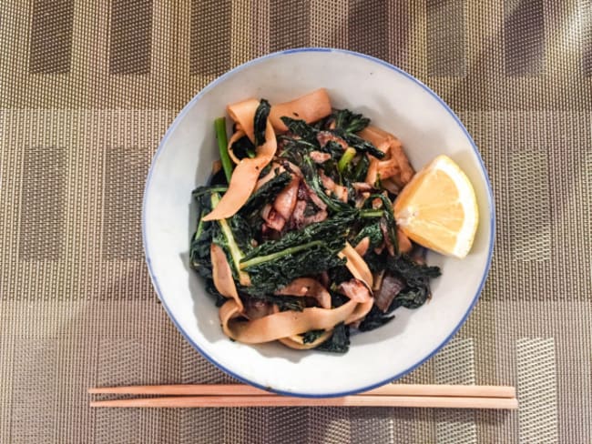 Wok de nouilles de riz au kale