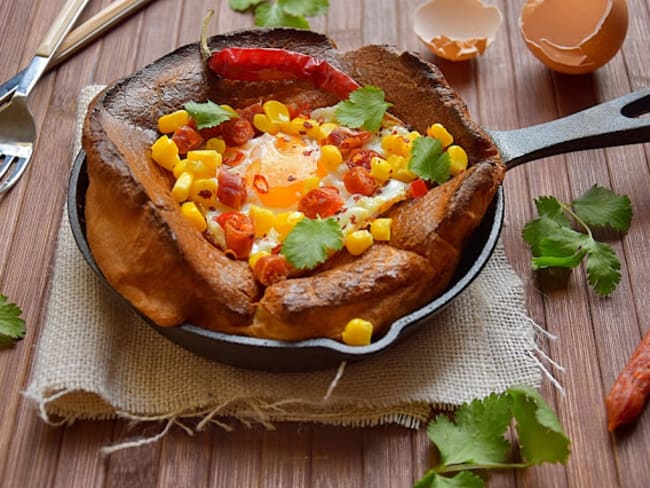 Yorkshire pudding au cumin et oeuf frit au sel fumé, chorizo, maïs