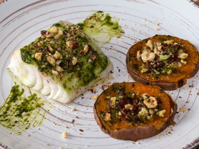 Dos de cabillaud au pesto d'ail des ours, rondelles de patate douce écrasées