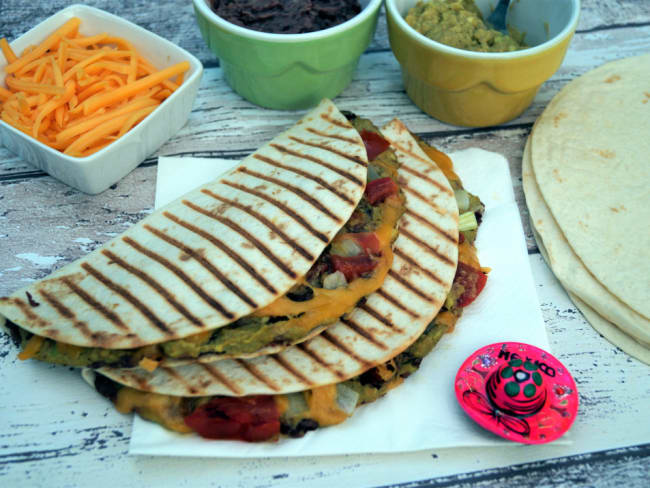 Quesadillas végétariennes : avocat, purée de haricots rouges, légumes, cheddar