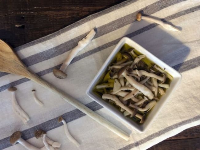 Champignons marinés à l'ail et aux herbes de Provence