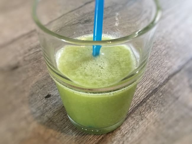 Jus de fruits frais et vitaminé à l’extracteur de jus kiwi banane