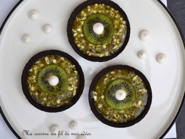 Tartelettes chocolat noir aux kiwis et crumble de meringue