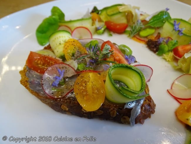 Poutine niçoise sur toast et crudités de printemps, tapenade, basilic