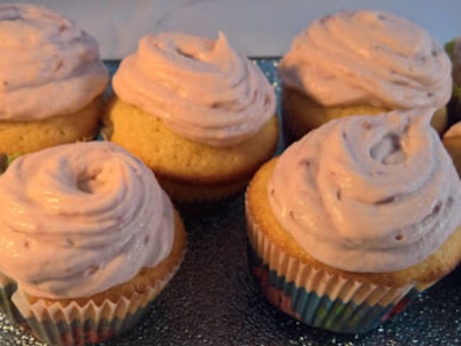 Cupcakes au chocolat blanc et topping aux fraises