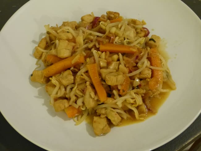 Wok de poulet mariné aux carottes, soja et gingembre