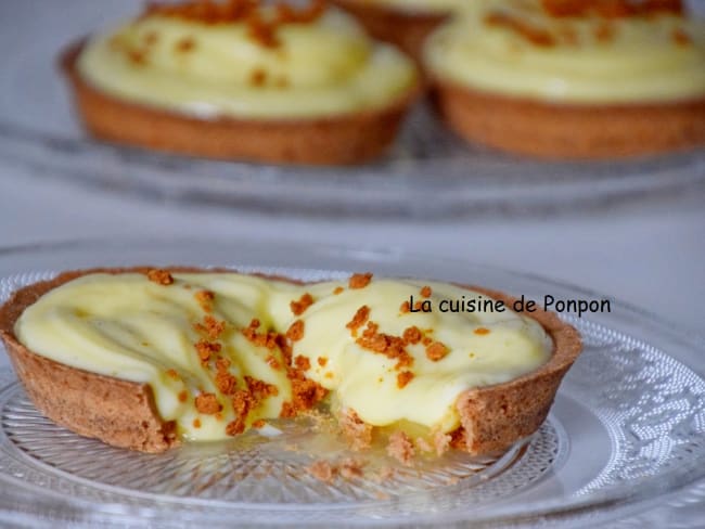 Tartelette garnie de crème pâtissière et poire flambée