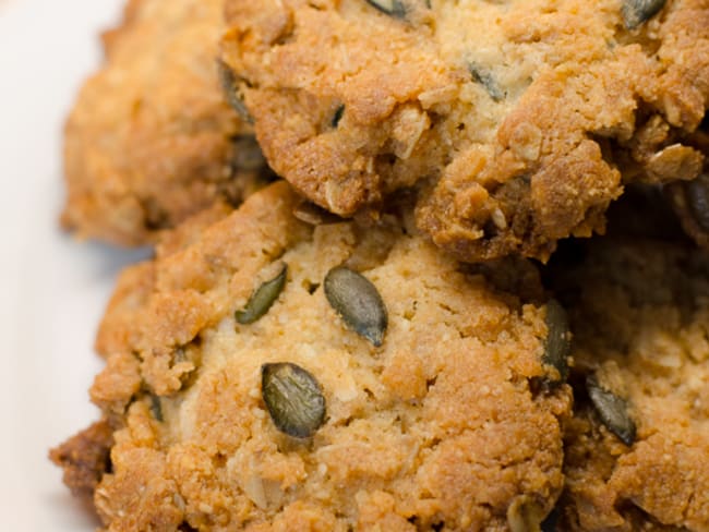 Cookies aux céréales et aux graines de courge pour accompagner le thé