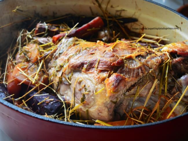 Gigot d'agneau de Pâques cuit au foin